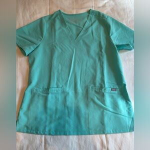 Figs Casma top in Fresh Aqua size L
